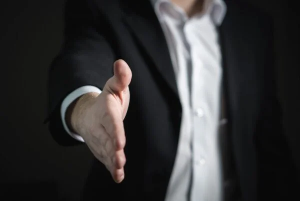 Comment réussir une négociation BtoB dans de bonnes conditions ? Comment négocier rapidement et positivement ? En posant des questions ?