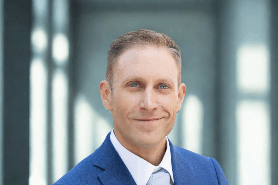 Florent Vernet, responsable Sales and Strategies, expert en formations commerciales pour accélérer vos ventes, coaching commercial, prise de parole et création de fichiers de prospection.